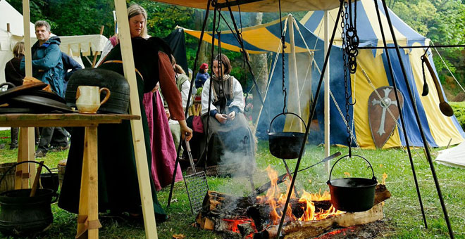 Back to the Middle Ages: klederdracht en koken op vuur