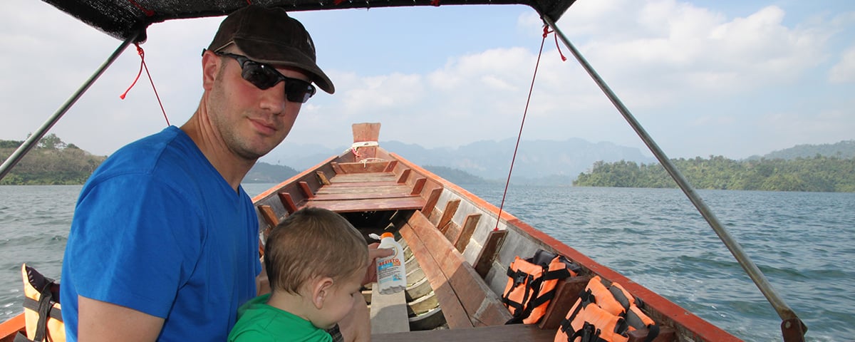 Longtailboot met een kind