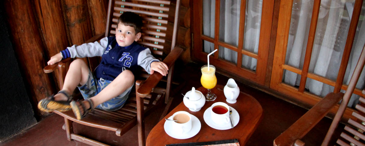 Thee drinken in Nuwara Eliya Sri Lanka met een kind