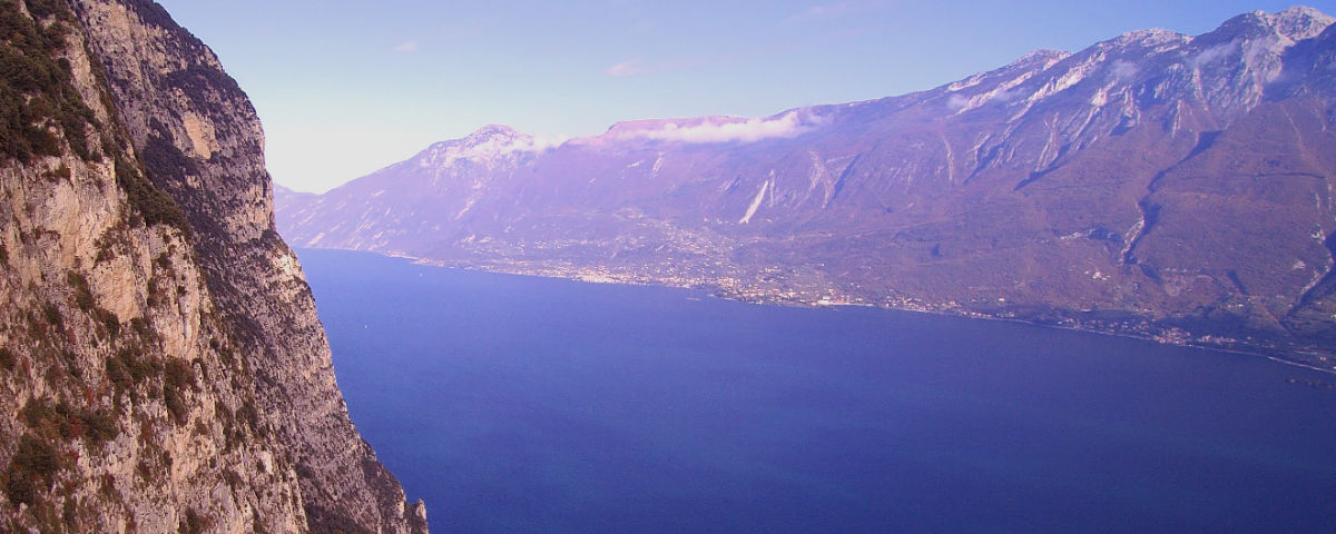 Uitzicht op de Monte Baldo vanaf westkant Gardameer