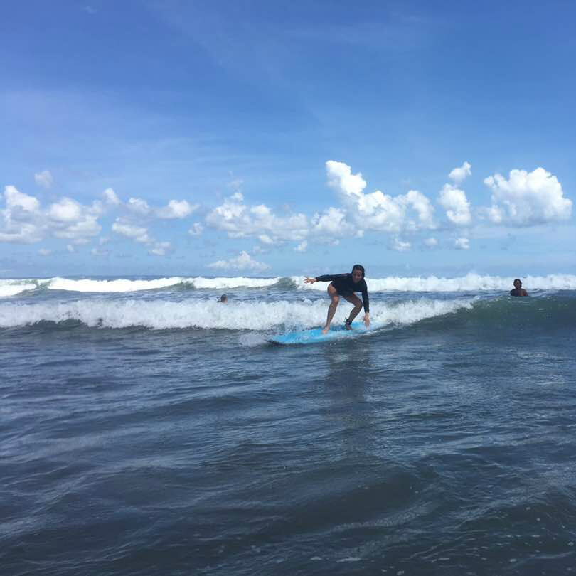 Leren surfen op Bali