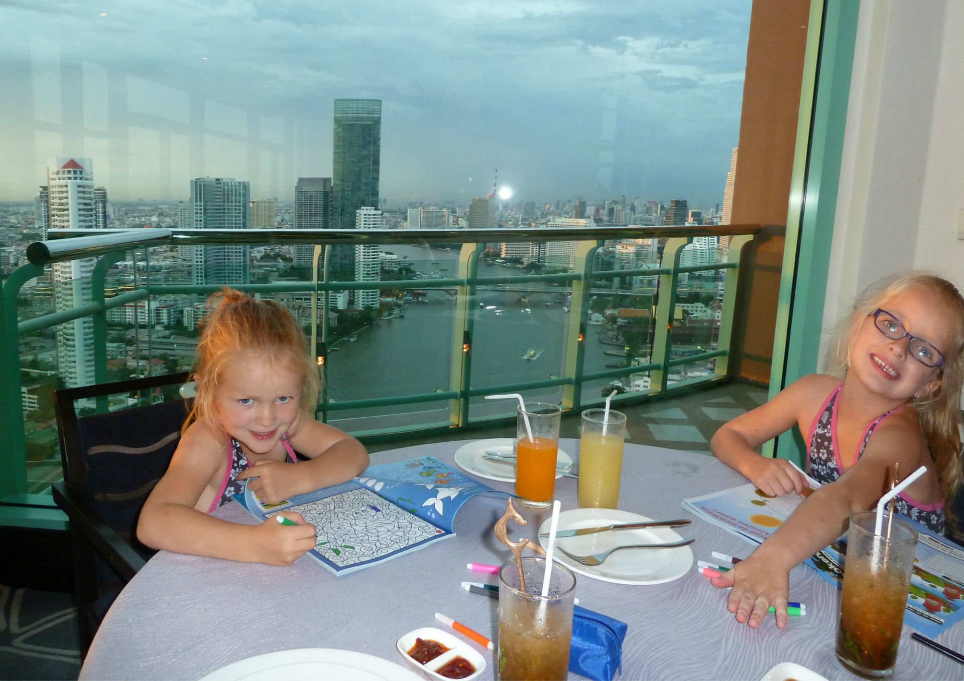Uitzicht over Bangkok vanuit het restaurant
