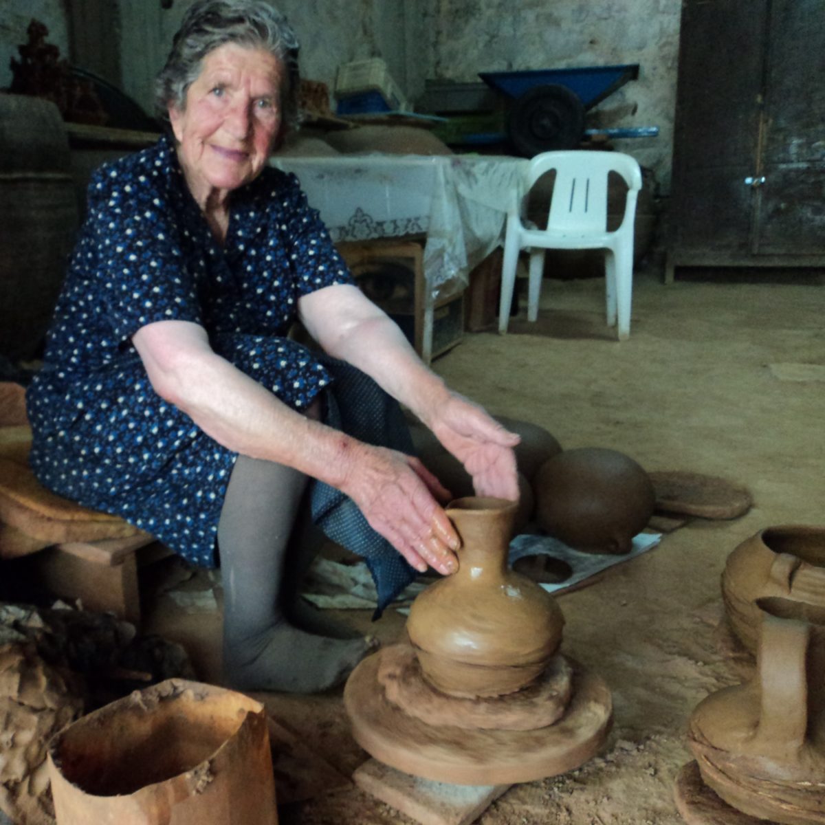 Potten bakken in dorpje Foini