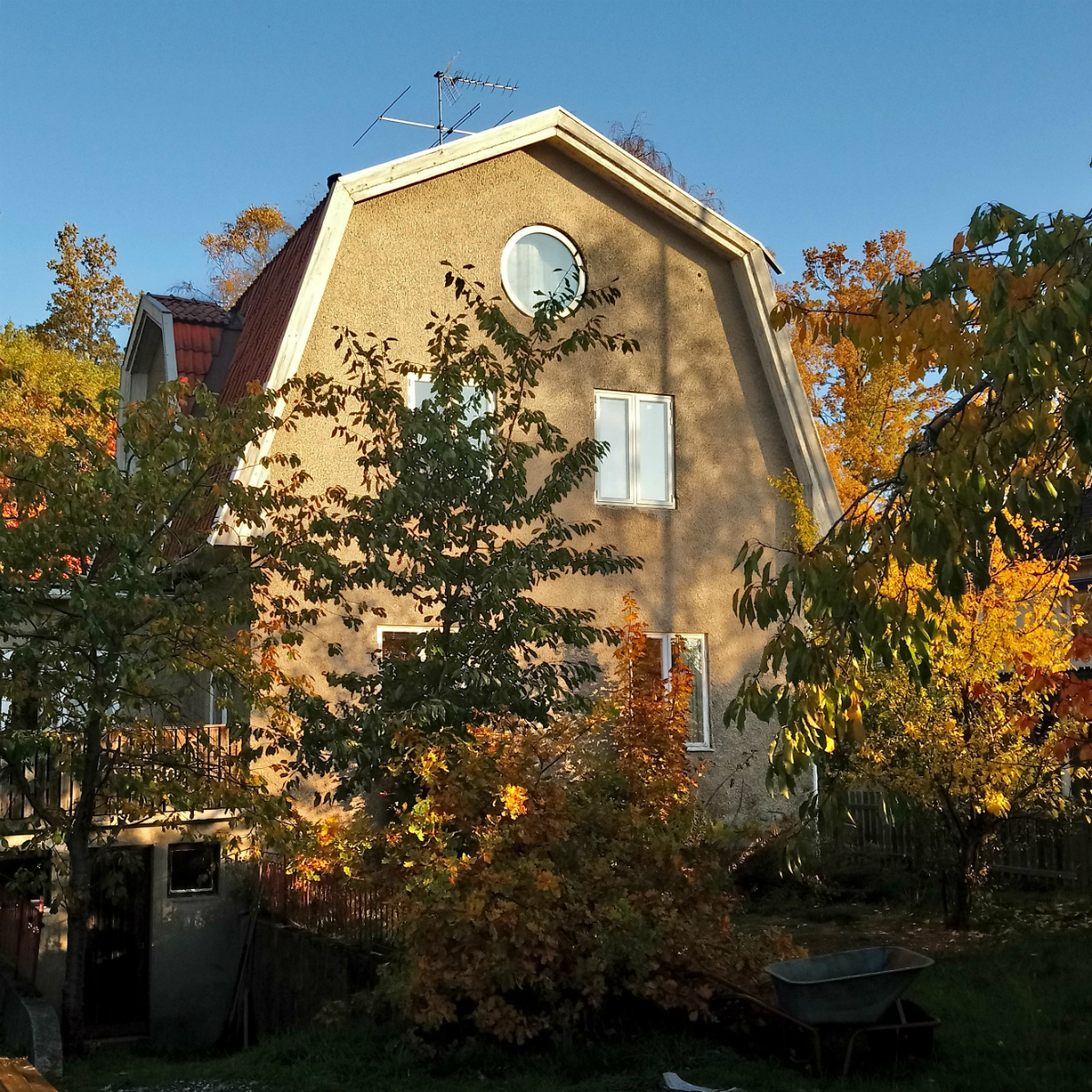 Huisje buiten Stockholm met een peuter