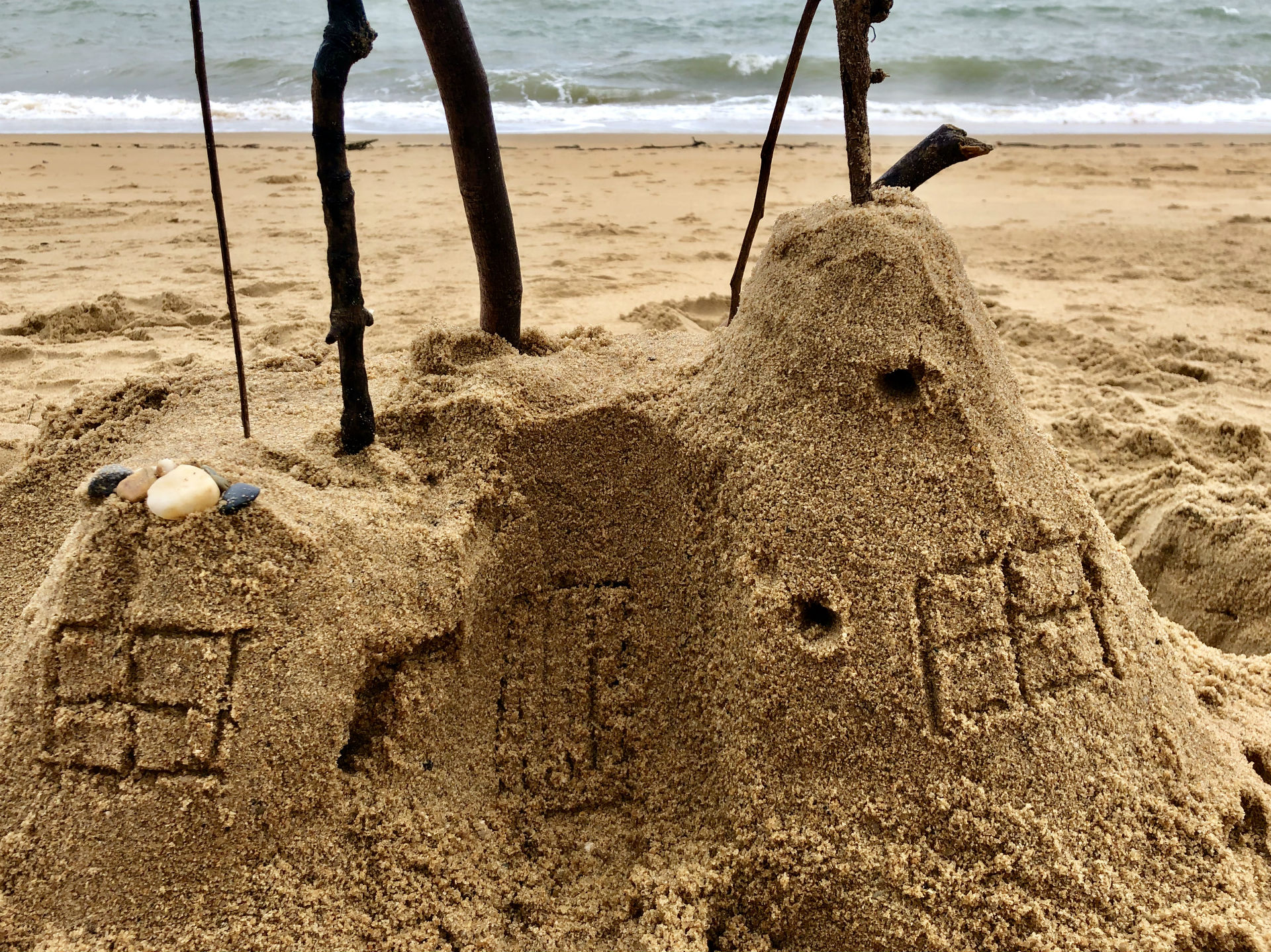 Zandkastelen bouwen op het strand in Cairns