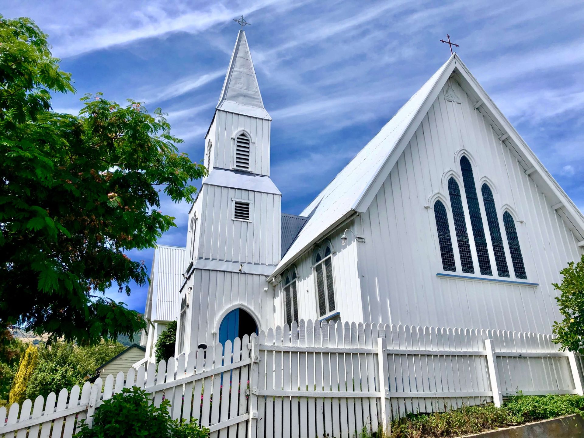 Witte historische kerk in Akaroa
