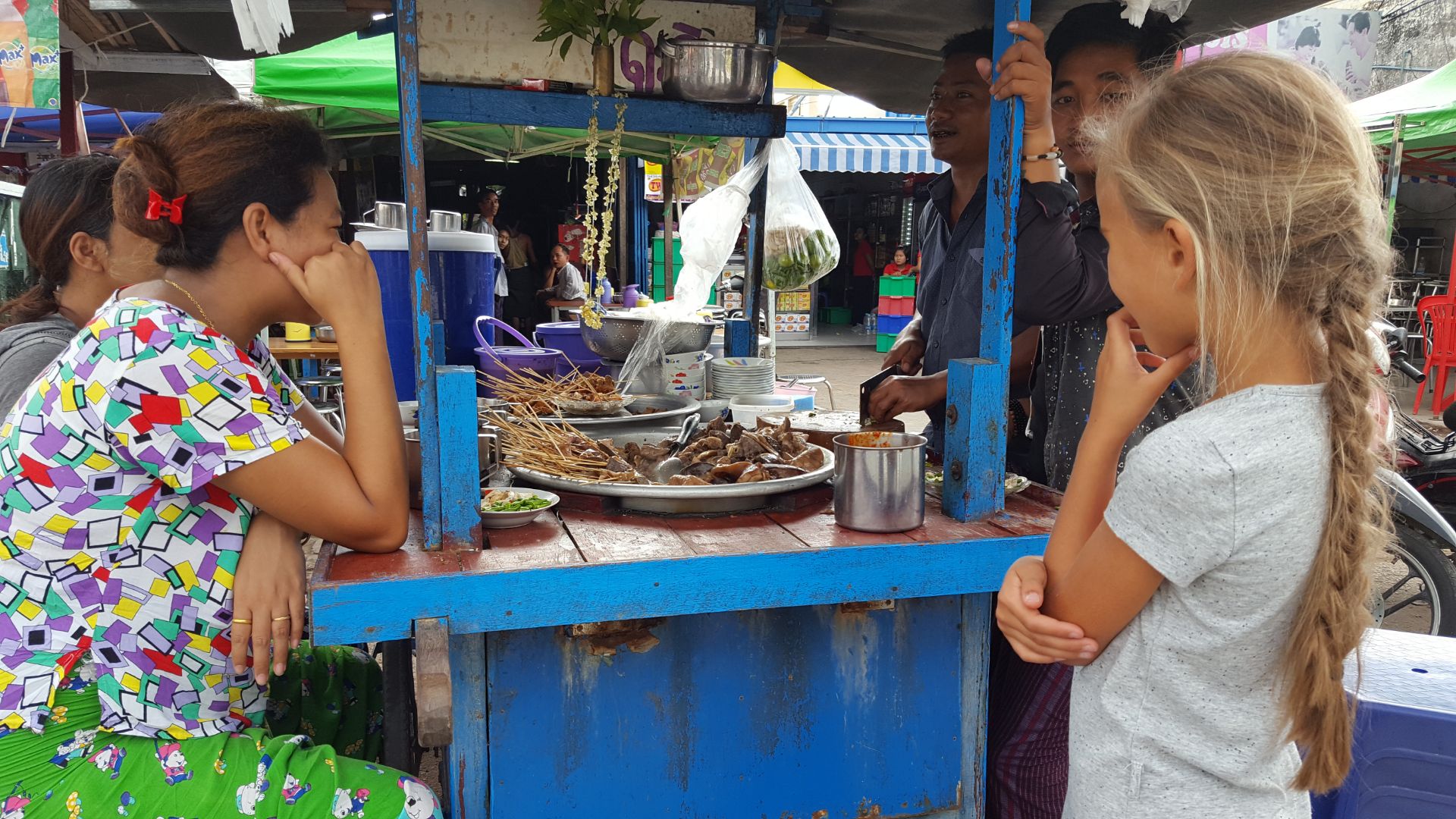 Eten op straat in Myanmar