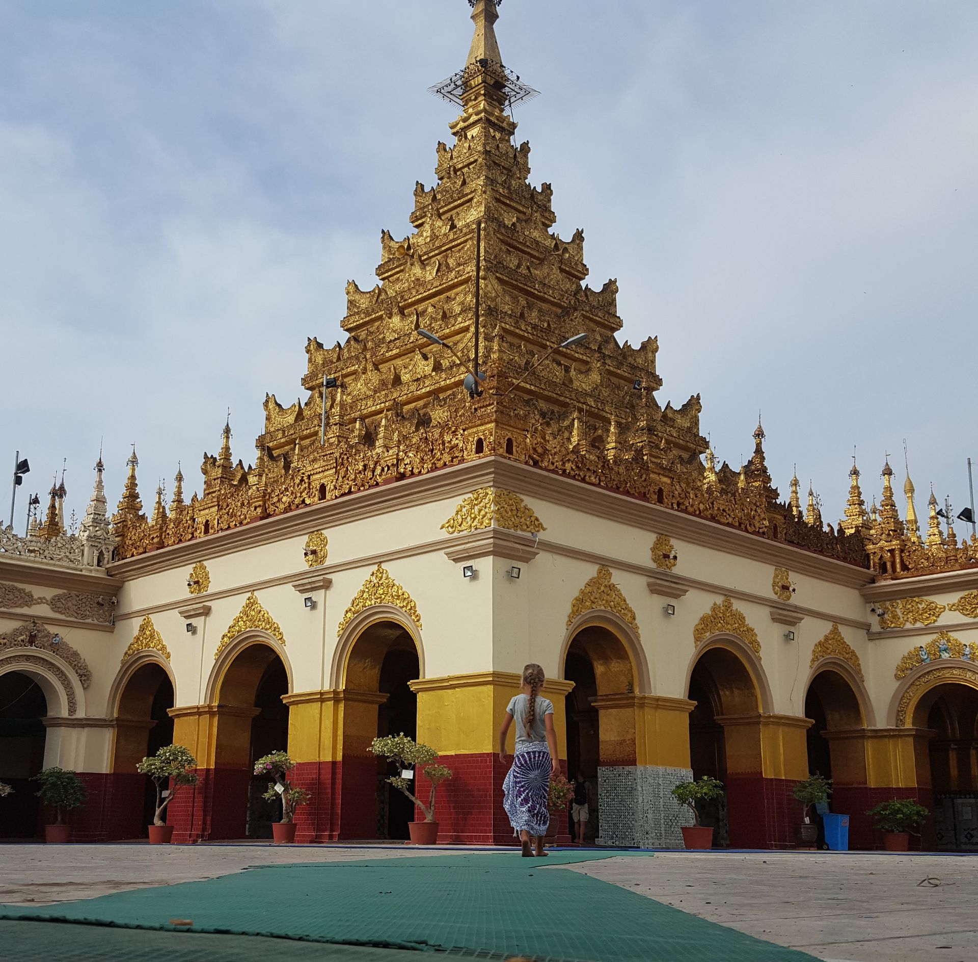 Mandalay met kinderen Mahamuni Pagoda