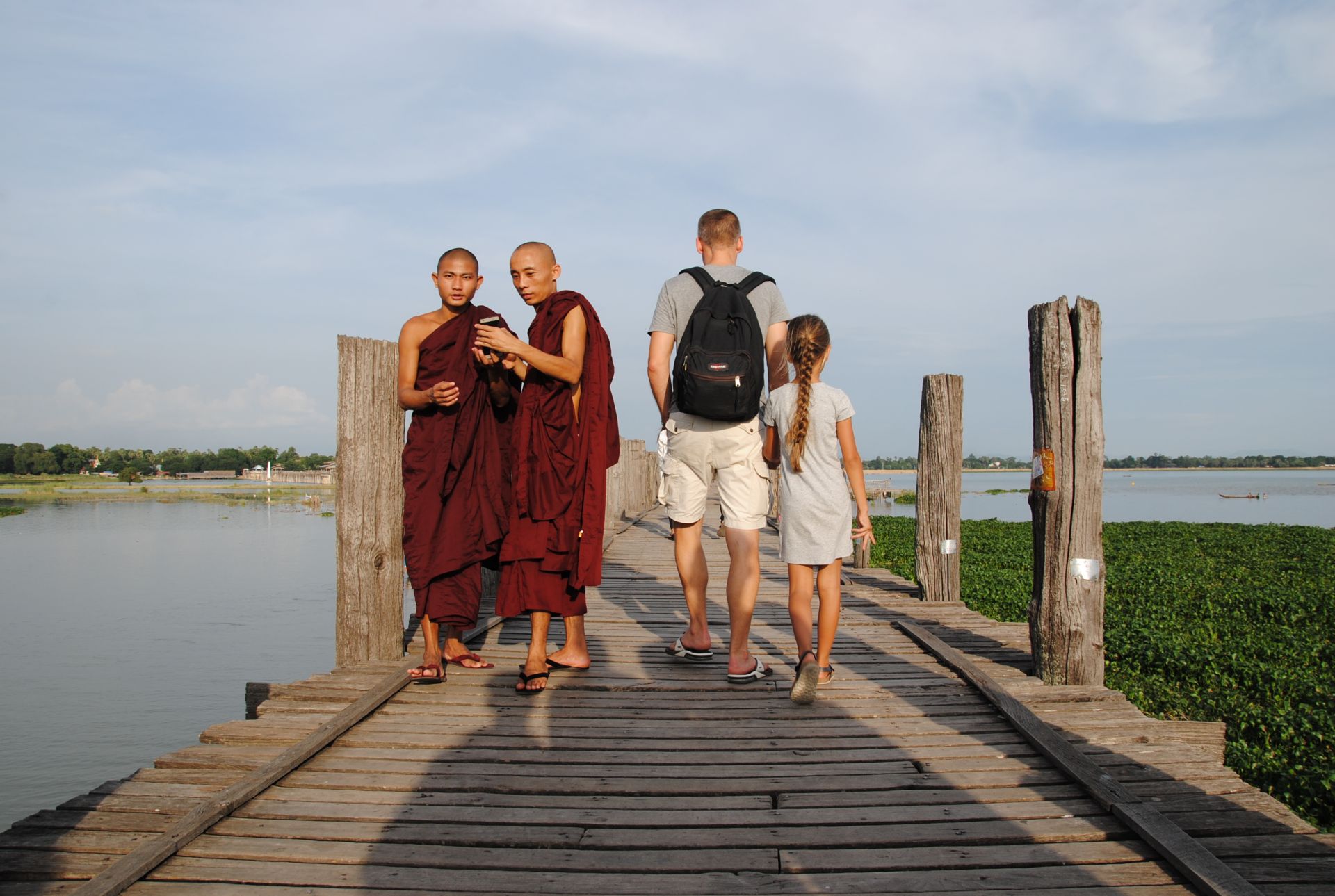 Monniken in Mandalay met kids