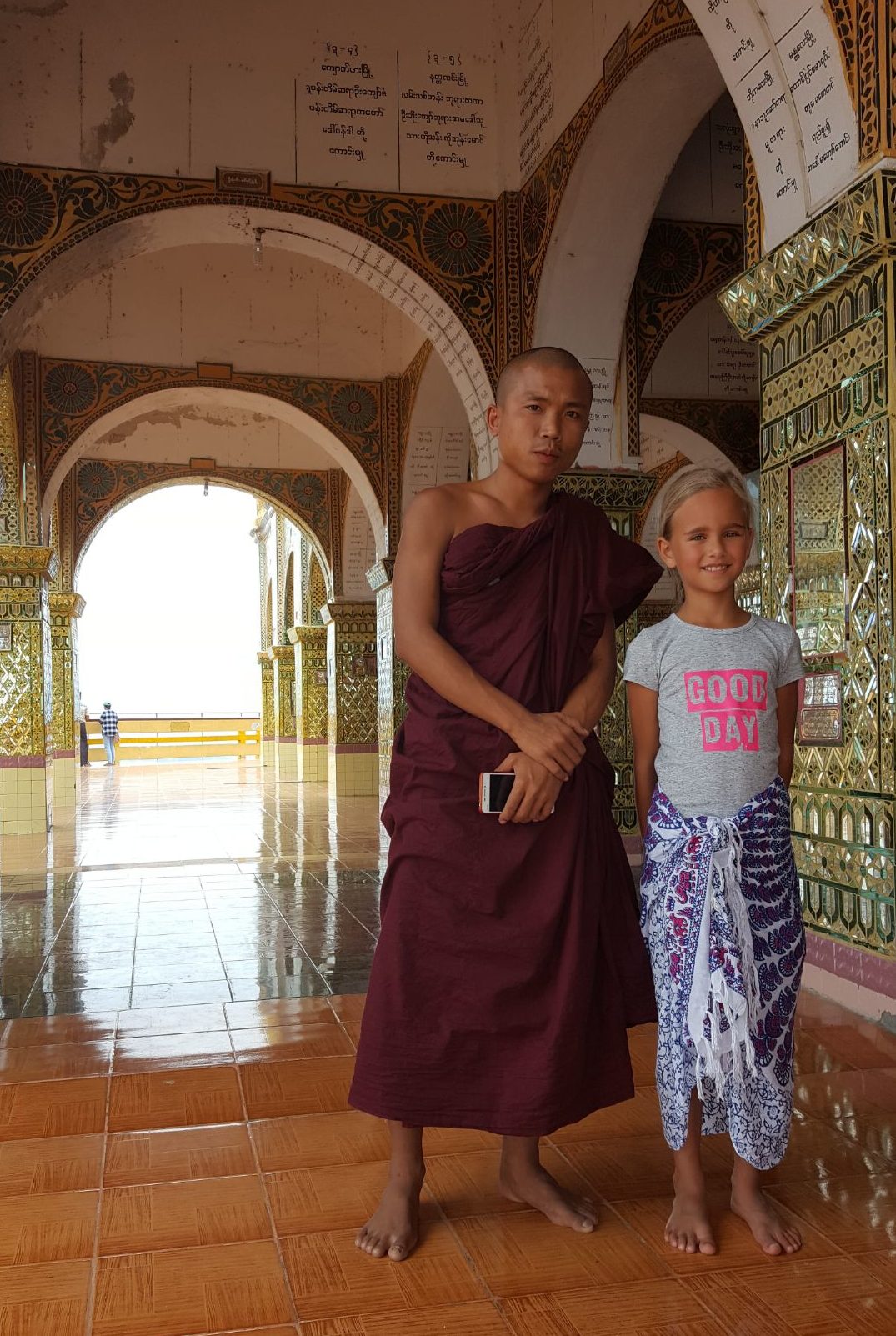 Sutaungpyai Pagoda met kinderen