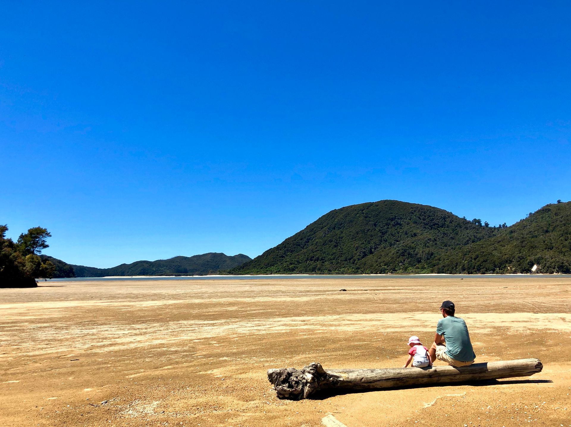 Strand met kinderen in Nieuw-Zeeland